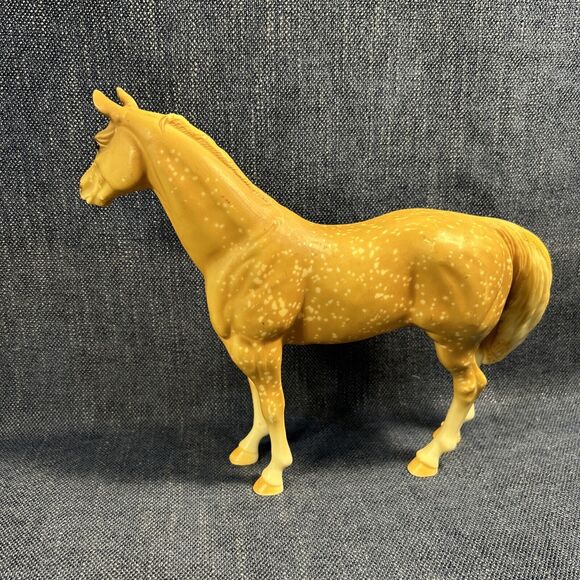 Blue Ribbon Ranch Quarter Horse Dapple Palomino Blue Box 9.5” - Picture 8 of 16